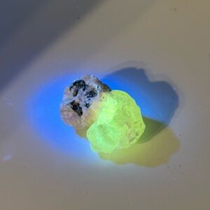 💎Collector’s Grade Willemite & Calcite with Franklinite – UV-Reactive Specimen